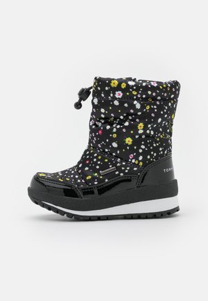 Botte d’hiver noire pour enfants avec un petit motif floral coloré, étiquette imperméable et bouton réglable en haut.