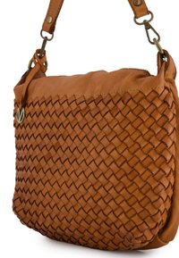 Braune Ledertasche mit gewebter Textur, flacher Form und Reißverschlussverschluss. Enthält einen abnehmbaren Trageriemen mit metallischen Akzenten.