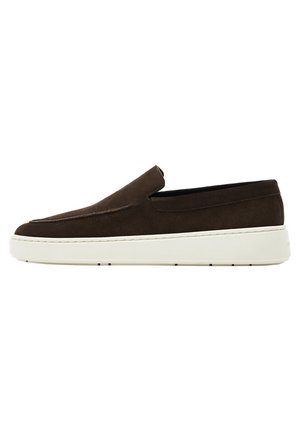 Basket slip-on en daim marron foncé avec semelle épaisse blanche, design minimaliste et style basse sur fond blanc.