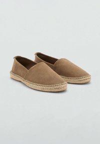 Hnědé semišové espadrilky s hladkým svrškem a tkanou juteovou podrážkou. Kulatá špička a design pro snadné nazouvání. Jednoduchá konstrukce, žádné výrazné vzory.