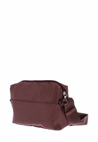 Sac à bandoulière bordeaux avec une surface texturée, une fermeture éclair et une sangle ajustable. Comprend une poche avant et un motif à pois subtil.