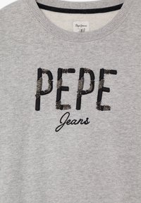 Szary sweter z haftowanym napisem "PEPE" z teksturowanej czarnej tkaniny oraz "Jeans" w czarnym haftowaniu, z okrągłym dekoltem z prążkowanym wykończeniem.