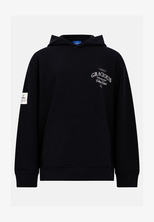 Melns kapuci džemperis no mīksta auduma. Aprīkots ar ķengura kabatu, ribotām aprocēm un izšūtu tekstu priekšpusē un piedurknē.