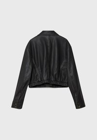 Černá kožená zkrácená bunda s límcem, elastickým pasem a dlouhými rukávy. Má hladký vzhled a knoflíkové zapínání na rukávech.