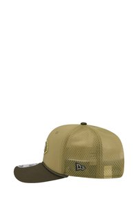 Khaki-Basecap mit grünem Schirm, Netzrücken, gesticktem Patch an der Seite und Logo. Verfügt über eine strukturierte Form und einen flachen Schirm.
