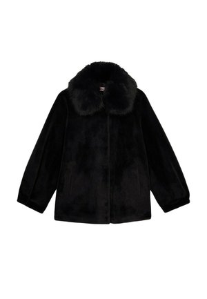 Manteau en fausse fourrure noire avec un large col doux, des manches longues et une coupe décontractée. La texture est pelucheuse, renforçant la chaleur et le confort.