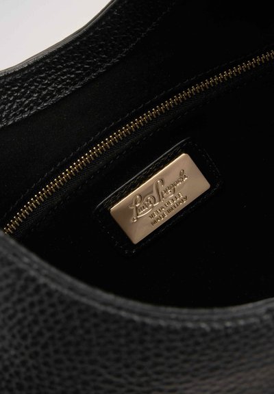 Fekete textúrájú bőr táska belső része arany cipzárral és arany márkacímkével, amely a következőket olvasható: "Luisa Spagnoli Vera Pelle Made in Italy."