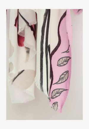 Divi mīksti šalli: viens ar ziedu rakstu rozā, bēšā un melnā krāsā, otrs rozā krāsā ar lapu ilustrācijām. Krāsas malas.