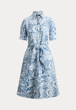 Μπλε και λευκό φόρεμα πουκάμισο με λουλουδάτο μοτίβο παϊλεϊ, κοντά μανίκια, γιακά, κουμπιά στο μπροστινό μέρος και υφασμάτινη ζώνη δεμένη στη μέση.