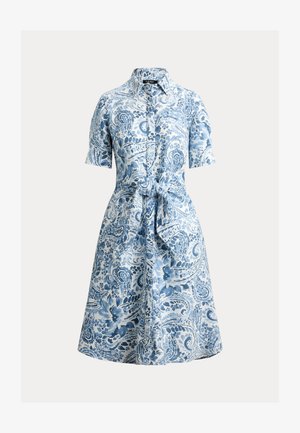 Robe chemise à motifs cachemire bleus et blancs avec manches courtes, col, boutons sur le devant et ceinture en tissu nouée à la taille.