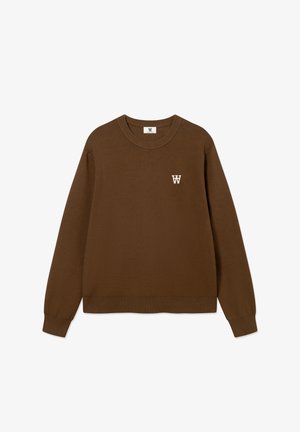 Brun sweater med rund hals og ribbede manchetter. Har en lille hvid logo på venstre bryst. Fremstillet af blødt stof med en glat tekstur.