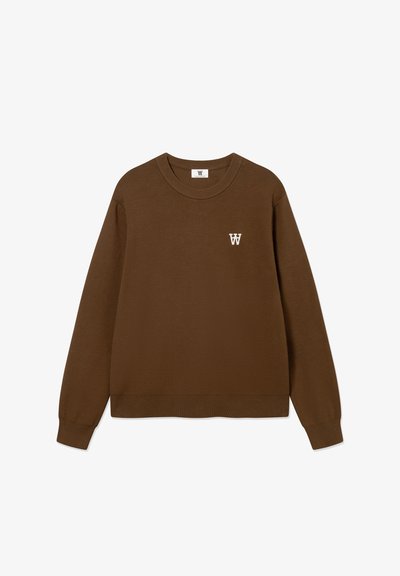 Pull marron avec un col rond et des poignets côtelés. Présente un petit logo blanc sur le côté gauche de la poitrine. Confectionné dans un tissu doux à la texture lisse.