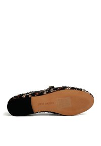 Scarpa nera con un upper testurizzato coperto di perline multicolori, profilo piatto e suola in gomma marrone liscia. Presenta il marchio "Steve Madden".
