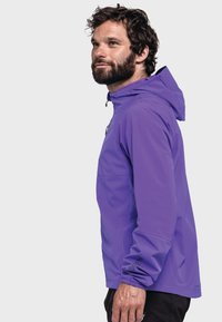 Lila wasserfeste Jacke mit Kapuze, elastischen Bündchen und einer mit Reißverschluss versehenen Fronttasche. Glattes, leichtes Material mit minimaler Branding.