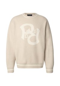 Beige sweater met ronde hals, geribde boorden aan de mouwen en zoom, met een groot wit abstract "PDG" logo in het midden aan de voorkant.
