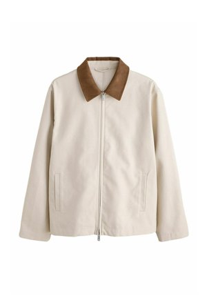 Veste beige avec fermeture éclair à l'avant et col en daim marron, dotée de deux poches latérales et de manches longues.