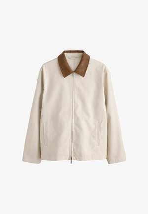 Veste beige avec fermeture éclair à l'avant et col en daim marron, dotée de deux poches latérales et de manches longues.