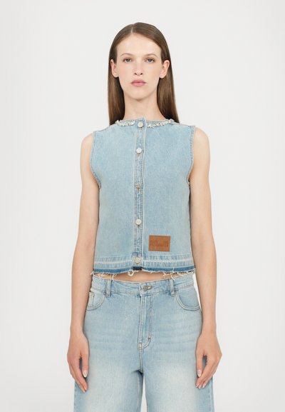 Lichtblauw denim mouwloos topje met een ronde hals, knoopsluiting en rafelige zoom. Beschikt over een klein bruin label aan de voorkant links.