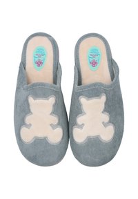 Un par de zapatillas de corduroy gris con aplicaciones de osito de peluche color crema en la parte superior y plantillas interiores beiges con etiquetas de marca azules.