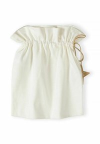 Bijela tkanina torba s vrpcom za vezanje na vrhu skupljenom i smeđom kanapom za vezanje, položena ravno na bijeloj pozadini.