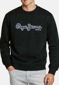 Sudadera negra de mezcla de algodón, con un destacado logo en script blanco "Pepe Jeans" y el texto "LONDON" en el pecho.