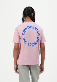 New Balance CIRCULAR LOGO UNISEX - T-shirts med print - pink