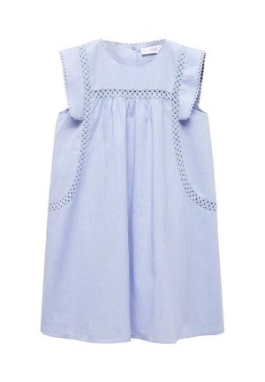 Lichtblauwe jurk van zachte stof, met kantafwerking, korte mouwen, een geplooide taille en twee zijzakken.