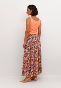Kaffe Maxinederdele - melon pink abstract flower