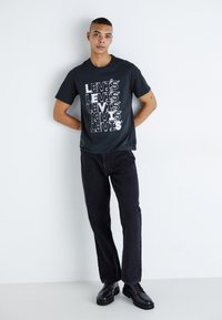 Levi's® RELAXED FIT - Trükipildiga T-särk - zigzag headline caviar