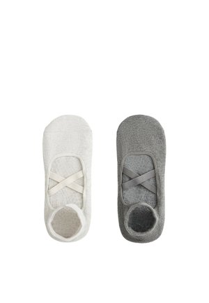 Paire de chaussettes basses blanches et grises avec des bandes élastiques croisées sur le dessus, vues de dessus sur fond blanc.