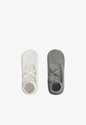 Pár nízkoprofilových ponožiek v bielej a sivej farbe s pretkanými elastickými pásmi na vrchu, zobrazené zhora na bielom pozadí.