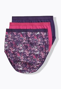 Tre paia di mutandine da donna in viola scuro, rosa e in tessuto stampato con vivaci disegni di forbici e bordi in pizzo.