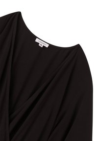 Abito nero realizzato in tessuto liscio con scollatura ampia e dettagli drappeggiati sovrapposti sul petto. Etichetta del marchio visibile all'interno.