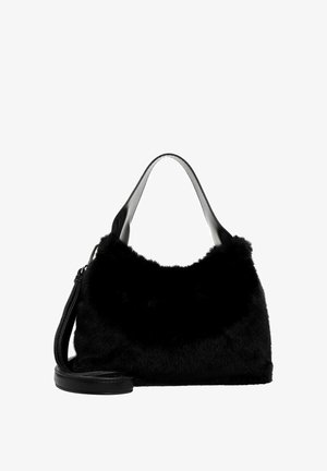 Bolso de mano de pelo sintético negro con una correa de piel negra suave y forma redondeada y suave. Presenta una correa de hombro desmontable para mayor versatilidad.