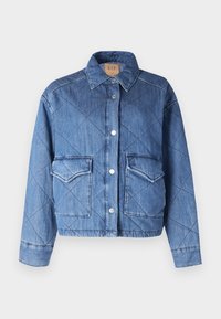 Quiltet denimjakke i middels blå. Har trykknapper, kragehals og to fremre innleggslommer. Kuttet lengde med sydde detaljer.