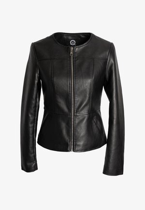 Giubbotto in pelle nera con collo rotondo, chiusura frontale con zip, design aderente, due tasche laterali e dettagli di cucitura verticale.