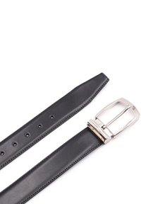 Zwarte leren riem met een glanzende zilveren rechthoekige gesp, met een gladde textuur en meerdere verstelgaten langs de lengte.