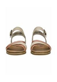 Kožené sandály s světle béžovým svrškem a růžovým páskem. Navrženy s nastavitelnou přezkou a plochou, texturovanou hnědou podrážkou.