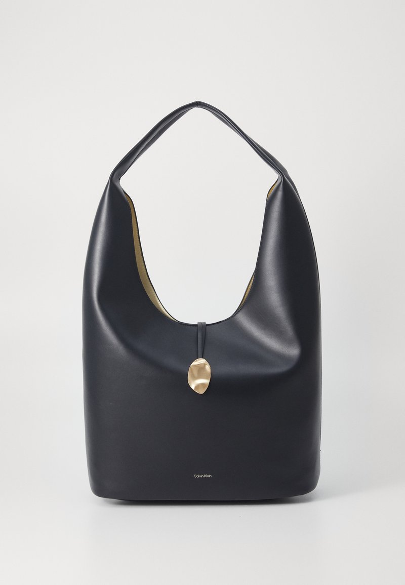 Borsa a spalla in pelle blu navy con parte superiore curvata, texture liscia, accessori in oro e un logo alla base. Design elegante e minimalista.