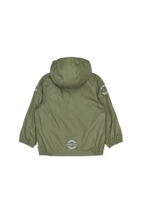Olivgrüne wasserdichte Jacke mit Kapuze, elastischen Bündchen und reflektierendem Logo. Leicht lockere Passform mit gerafftem Saum.