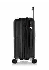 Valigia rigida nera con superficie testurizzata, doppie ruote girevoli, manico telescopico, lucchetto combinazione e dettaglio del marchio sul manico.