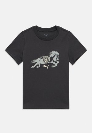 Schwarzes Kurzarm-T-Shirt mit einem weißen galoppierenden Pferd und dem Manchester City Logo, das oben zentriert über dem Puma-Logo auf der Vorderseite platziert ist.