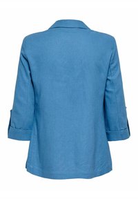 Veste blazer bleue pour femme avec manches trois-quarts retroussées, col visible et dos uni sur fond blanc.