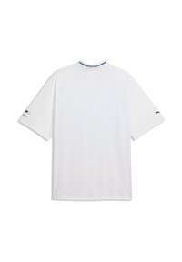 Λευκό αθλητικό μπλουζάκι με κοντά μανίκια και γιακά με μπλε ρίγες, λογότυπο Puma στο δεξί μανίκι και κείμενο "BMW Motorsport" στο αριστερό μανίκι.