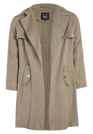 Długi trencz w jasnobrązowym kolorze z szerokimi klapami, zapinanymi na guziki patkami kieszeni oraz metką New Look 915 wewnątrz kołnierza.