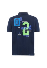 Polo blu navy con grande testo grafico che include "Argentina", "La Martina" e i numeri "0" e "2" in blu e verde sul retro.
