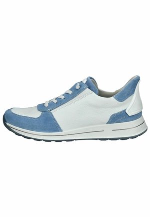 Scarpa atletica bianca e azzurro chiaro realizzata in pelle e suede, punta rotonda, design con lacci e suola in gomma testurizzata.