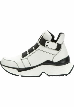 Biały wysokiej cholewce sneaker z masywną podeszwą, czarnymi elastycznymi paskami i czarnymi detalami wokół podeszwy i pięty.