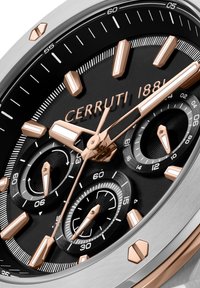 L'orologio Cerruti 1881 presenta un quadrante nero con accenti in oro rosa, tre sottodial, e una cassa in acciaio inossidabile. I dettagli testurizzati migliorano la profondità visiva.