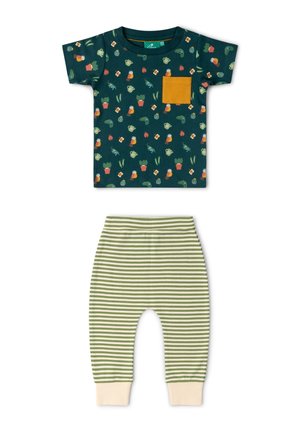 Dunkelgrünes Kurzarm-Toddlershirt mit Vogel- und Pflanzenmustern und einer senffarbenen Tasche, kombiniert mit grünen, gestreiften Hosen mit cremefarbenen Bündchen.